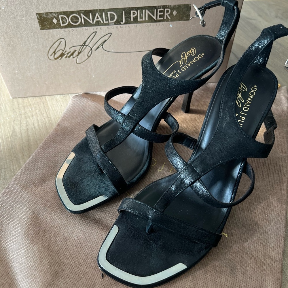 NWT! Donald J. Pliner Nido Black Suede Strap heels with straps Size 8